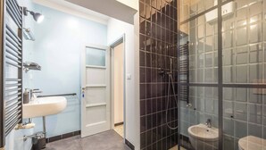 Un baño con lavamanos, bidé e inodoro.