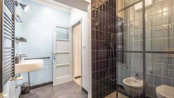 Douche, sèche-cheveux, bidet