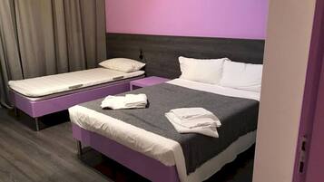 Bügeleisen/Bügelbrett, Reisekinderbett, kostenloses WLAN, Bettwäsche