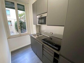 Kühlschrank, Mikrowelle, Herdplatte, Wasserkocher mit Kaffee-/Teezubehör