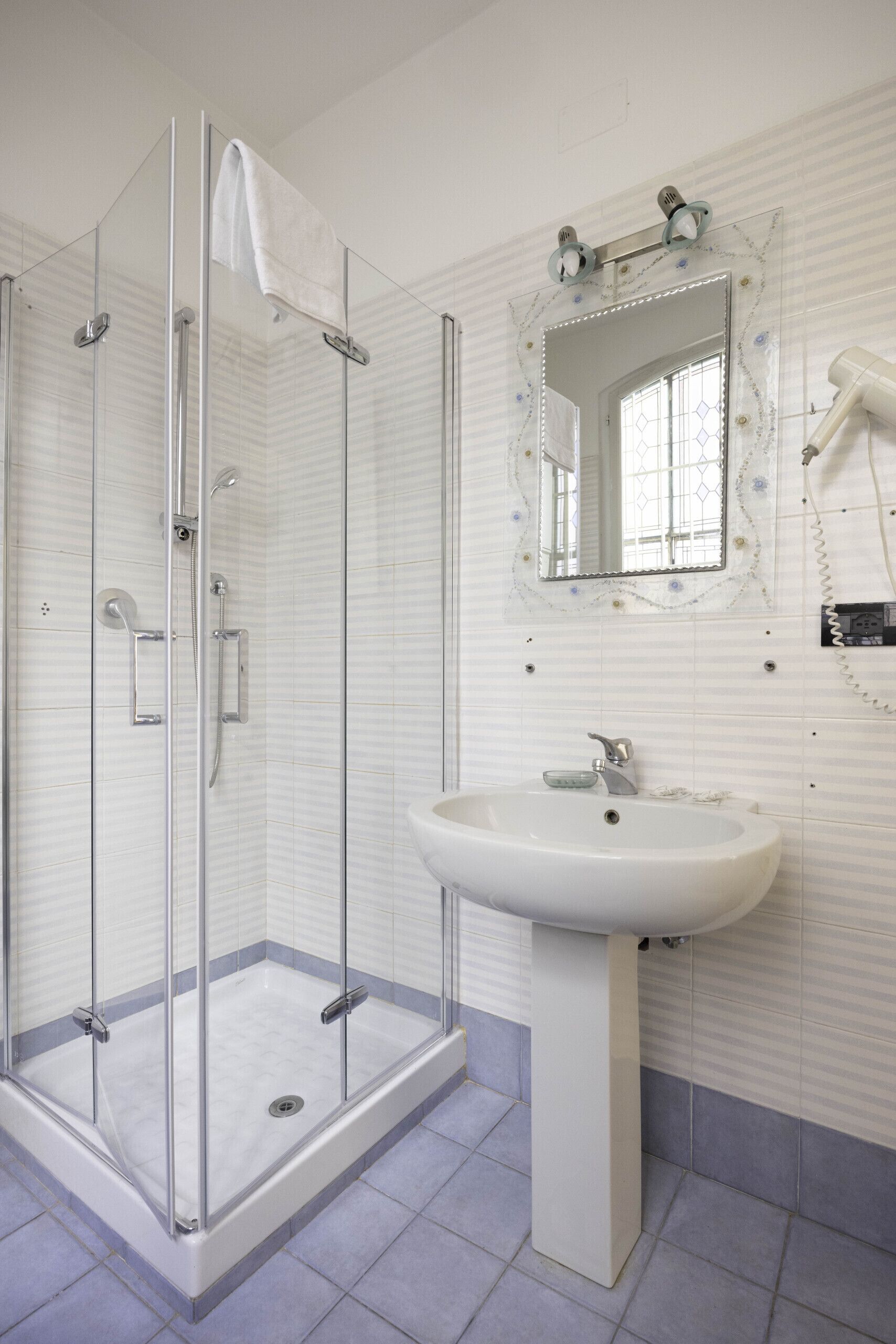 Dusche, Haartrockner, Bidet, Handtücher