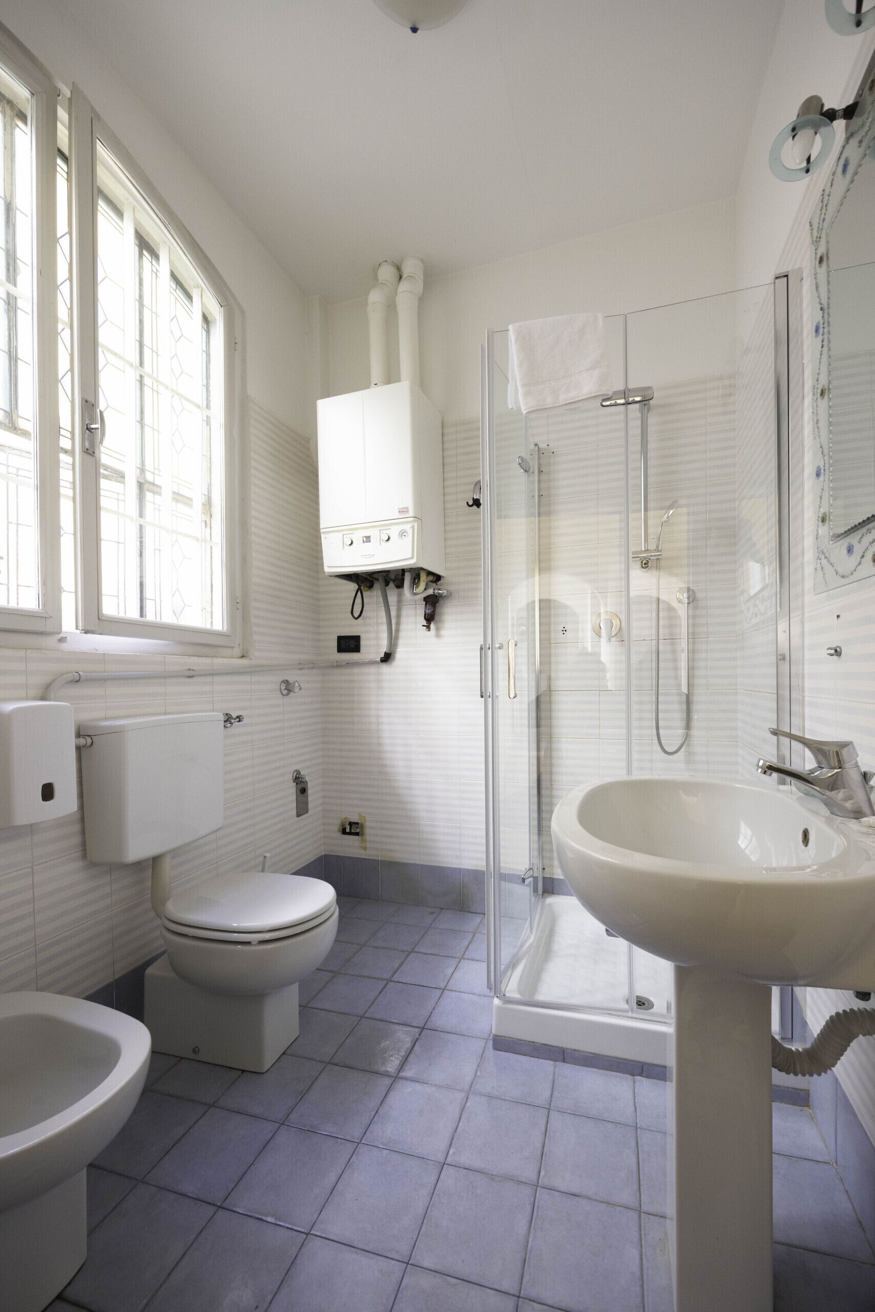 Dusche, Haartrockner, Bidet, Handtücher