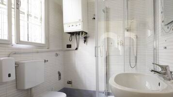 Dusche, Haartrockner, Bidet, Handtücher