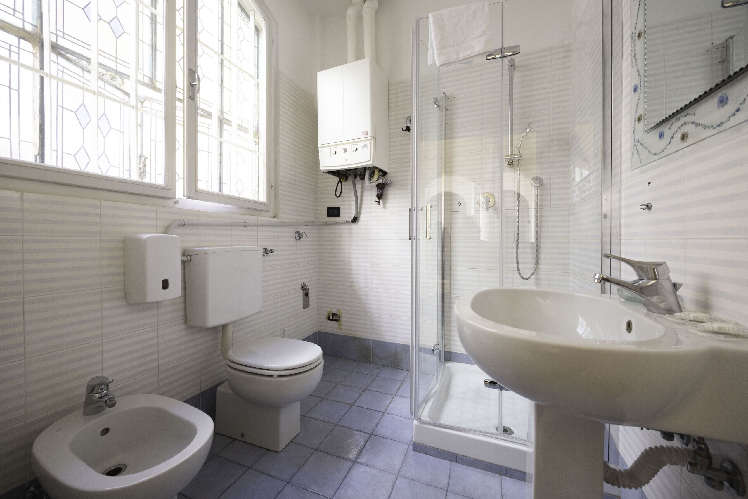 Regadera, secadora de cabello, bidet, toallas 
