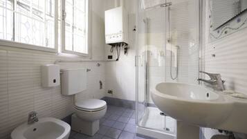 Regadera, secadora de cabello, bidet, toallas