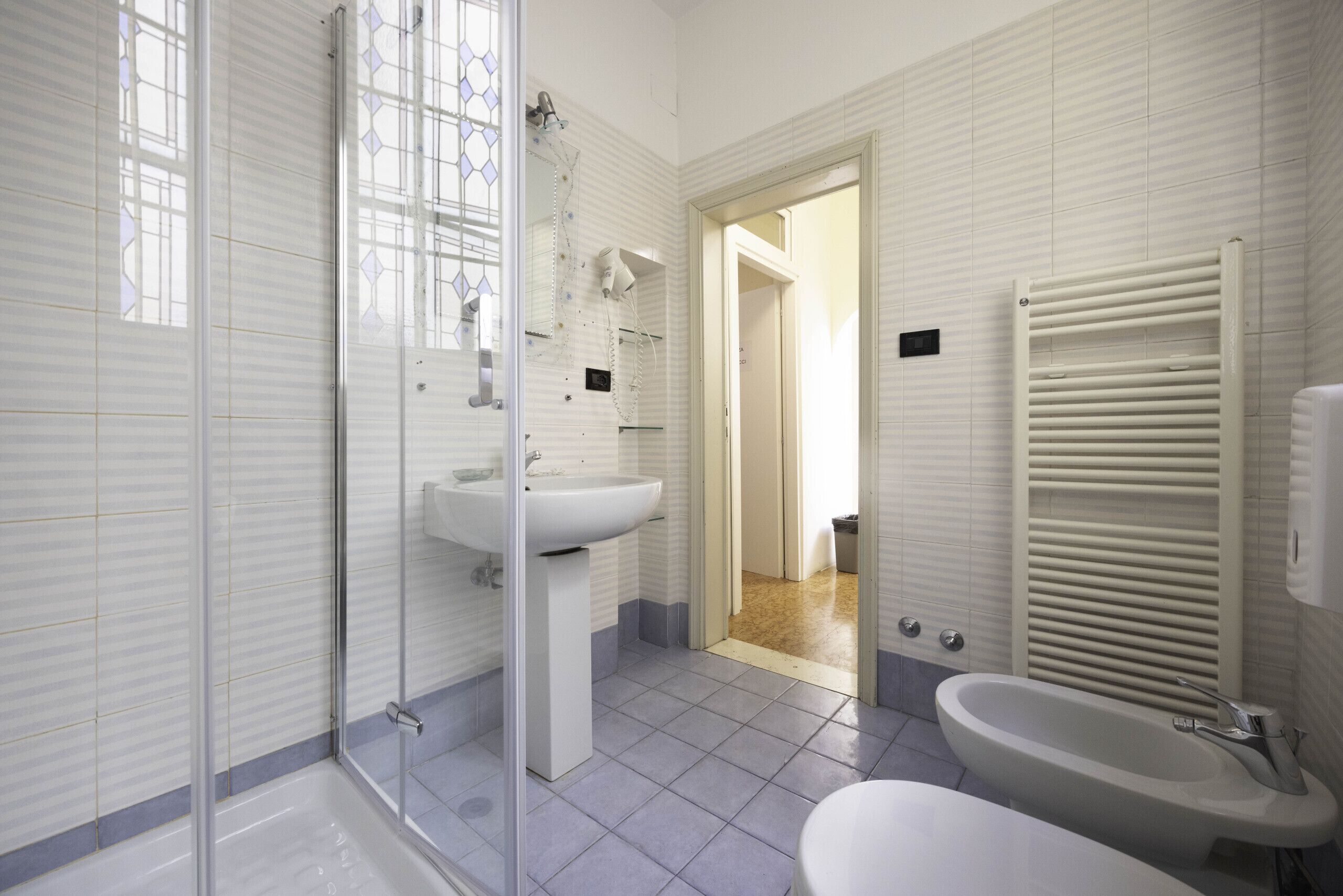 Dusche, Haartrockner, Bidet, Handtücher