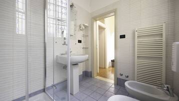 Dusche, Haartrockner, Bidet, Handtücher