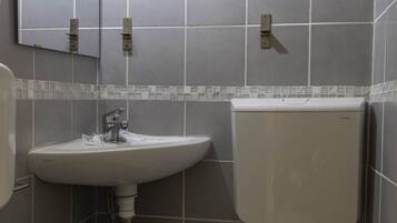 Dusche, Haartrockner, Bidet, Handtücher