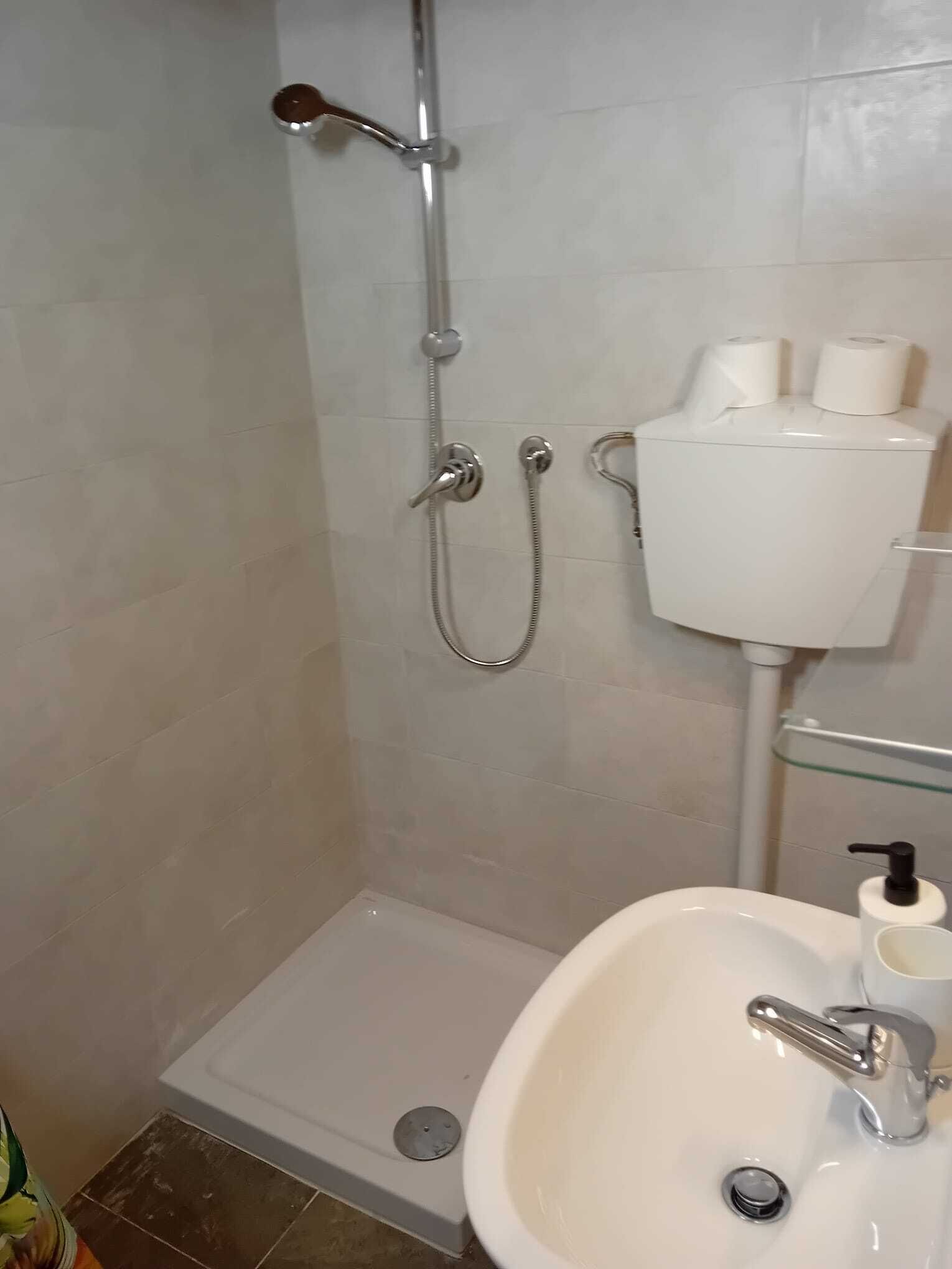 Doccia, asciugacapelli, asciugamani, sapone