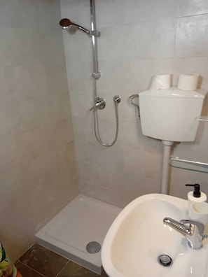 Doccia, asciugacapelli, asciugamani, sapone