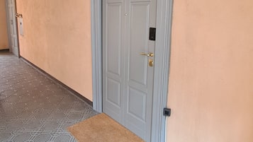 Apartemen, balkon, pemandangan halaman | Interior
