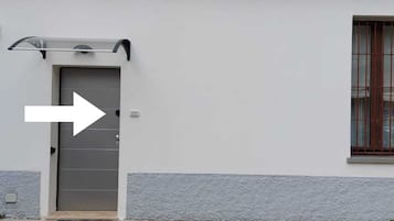 Apartemen, balkon, pemandangan halaman | Detail eksterior