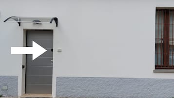 Apartemen, balkon, pemandangan halaman | Detail eksterior