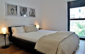 1 bedroom, iron/ironing board, bed sheets - Central Lisbon | Elevator and Parking (Lisboa)