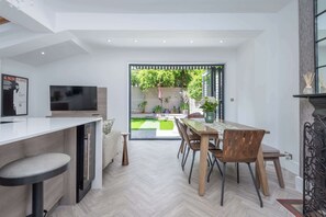 Dining - Large 3BDR Wimbledon House with Garden and Office (Greater London)