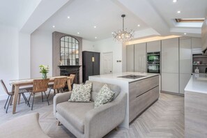 Interior - Large 3BDR Wimbledon House with Garden and Office (Greater London)