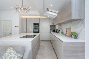 Coffee/tea maker, fridge, microwave, oven - Large 3BDR Wimbledon House with Garden and Office (Greater London)