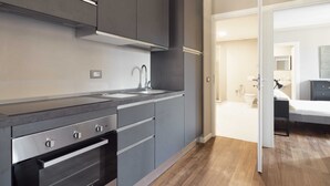 Eine moderne Küche mit Backofen, Spüle und Herd.