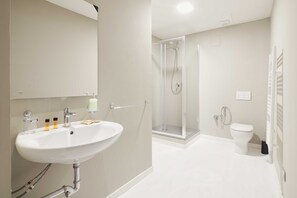 Shower, hair dryer, bidet, towels - Vrbo Property (Firenze)