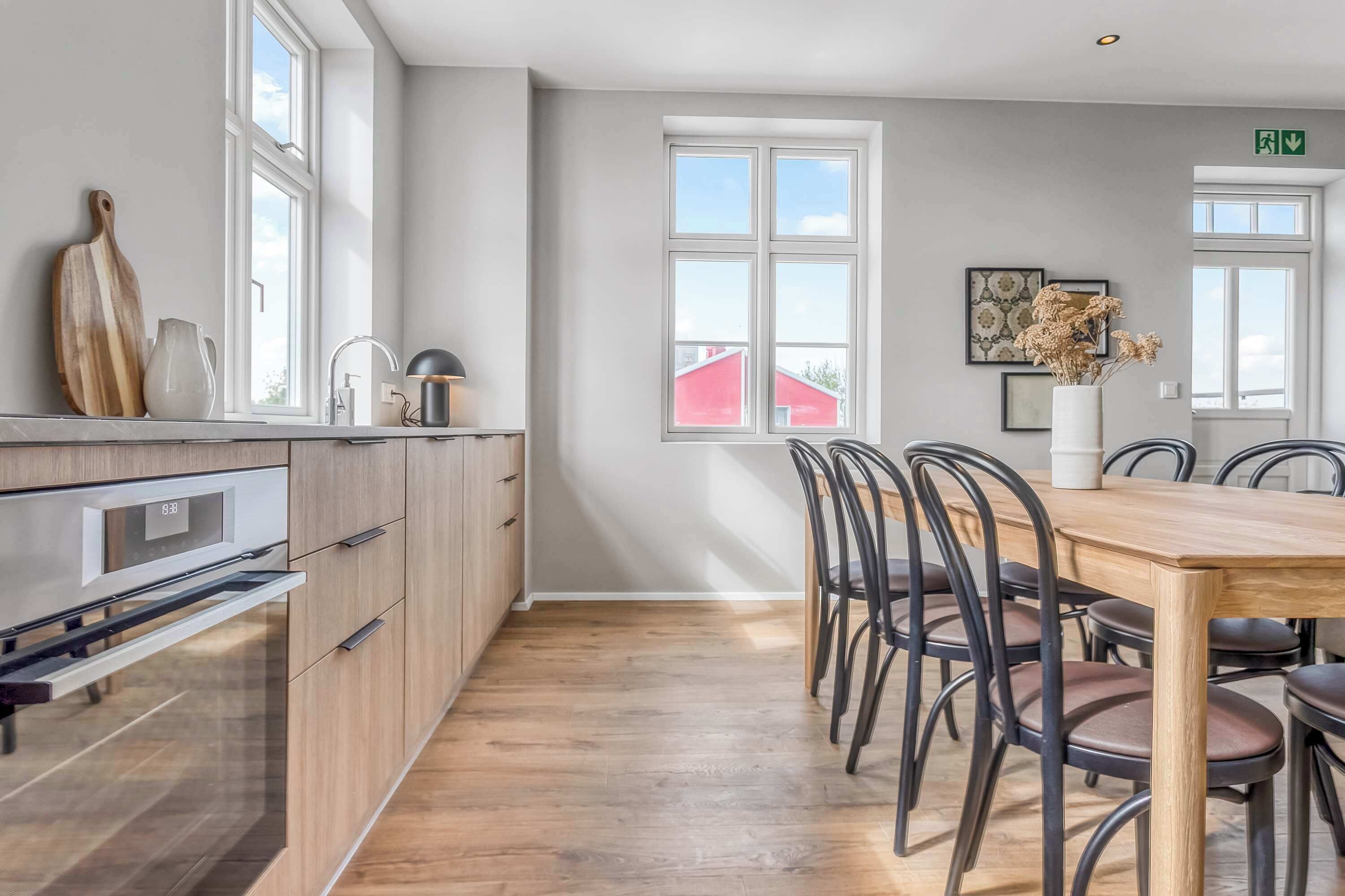 Kjøleskap, mikrobølgeovn, kokeplater og oppvaskmaskin