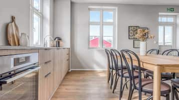 Kjøleskap, mikrobølgeovn, kokeplater og oppvaskmaskin