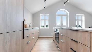 Fridge, microwave, stovetop, dishwasher