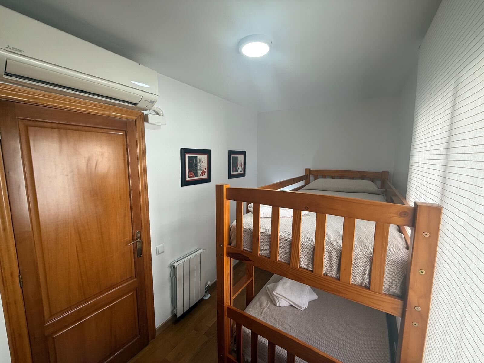 2 dormitorios, tabla de planchar con plancha, wifi gratis y ropa de cama