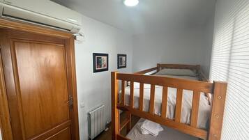 2 dormitorios, tabla de planchar con plancha, wifi gratis y ropa de cama
