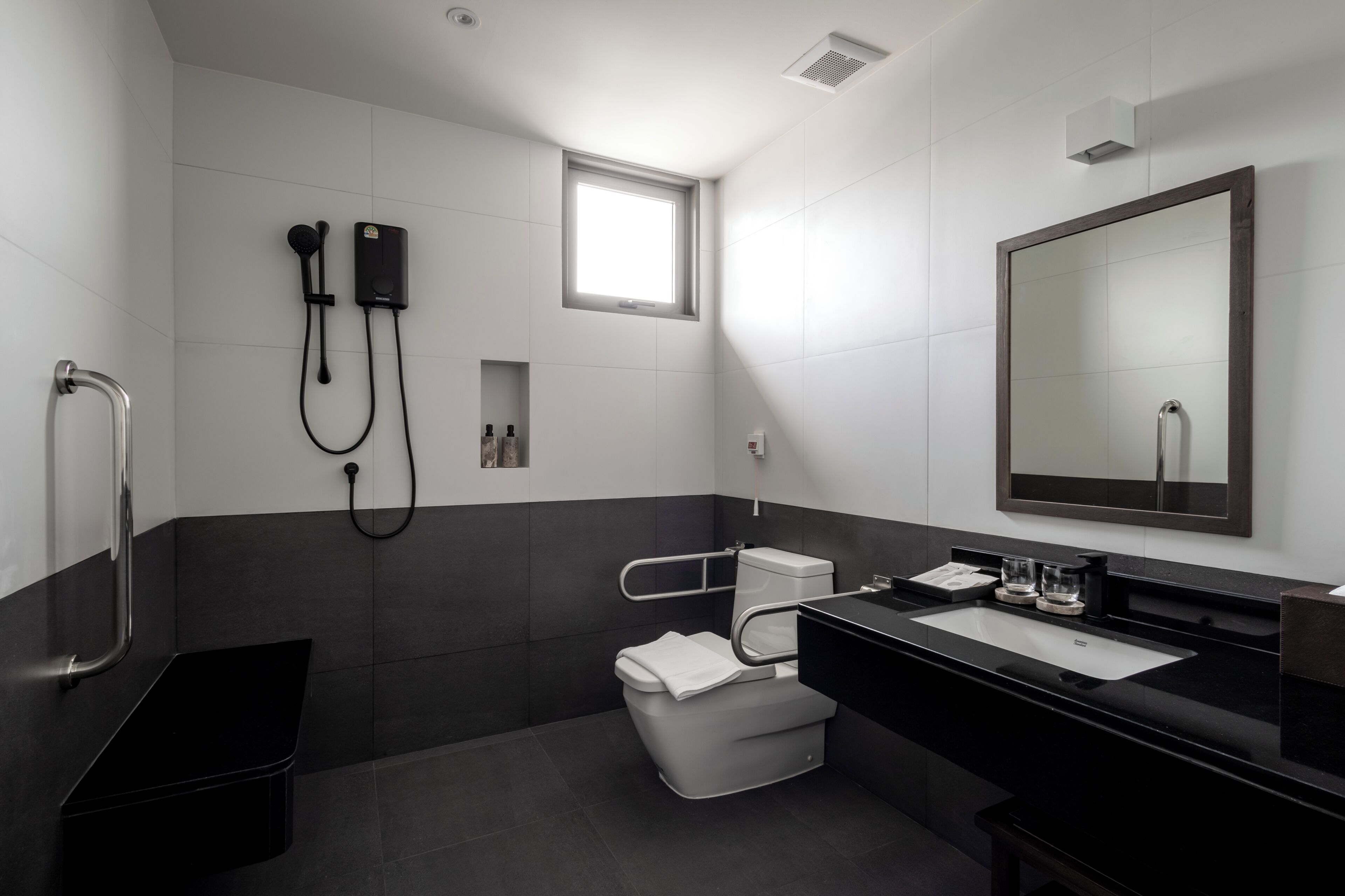 Quarto luxo | Banheiro | Chuveiro, secador de cabelo, toalhas de banho, sabonete