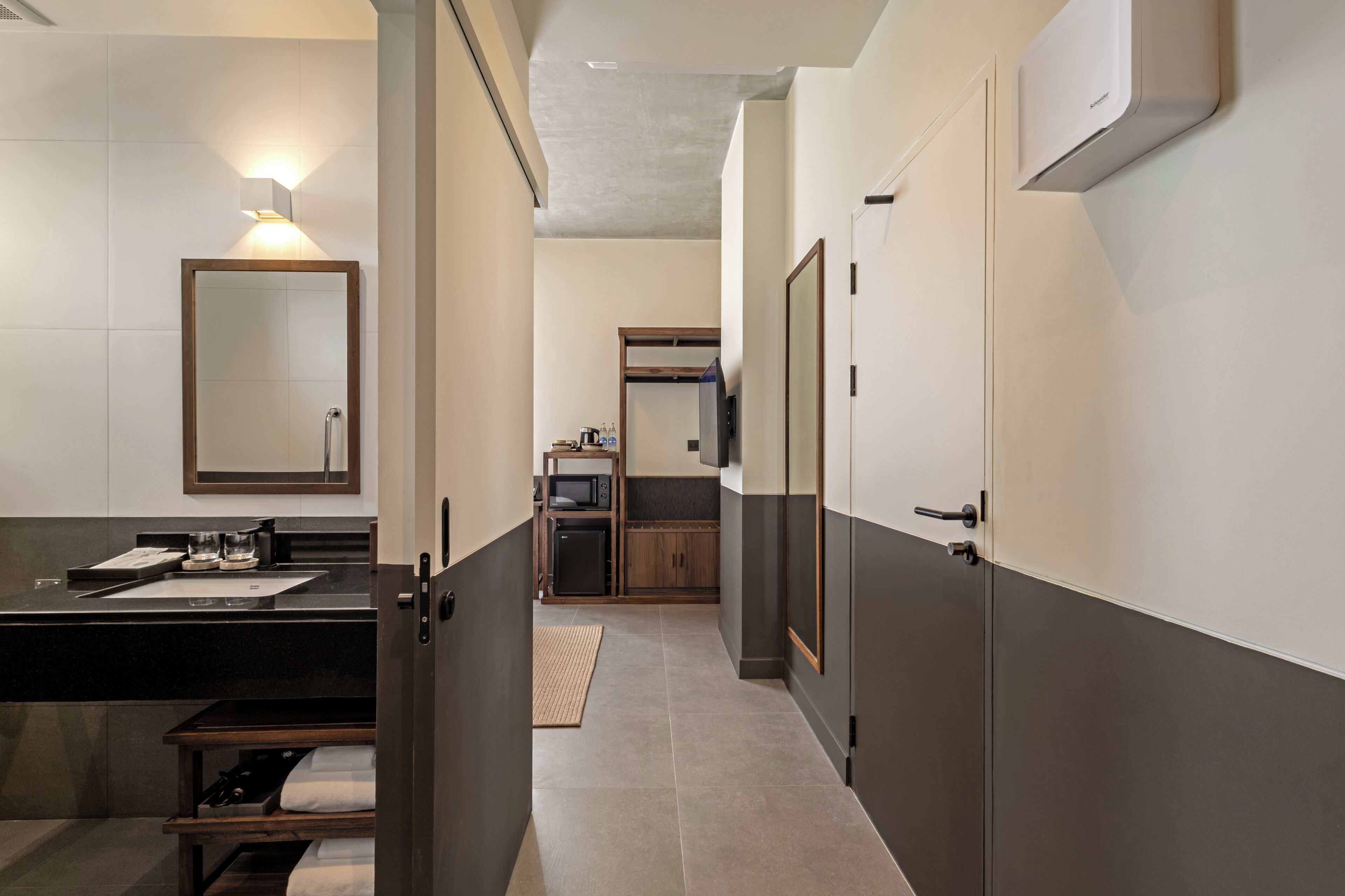 Deluxe Room | Bathroom | Shower, hair dryer, towels, soap