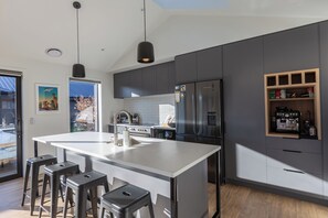 Wasserkocher mit Kaffee-/Teezubehör, Kühlschrank, Mikrowelle, Herdplatte