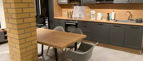 Coffee/tea maker, fridge, microwave, oven