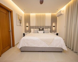 2 slaapkamers, een bureau, een strijkplank/strijkijzer, reisbedje
