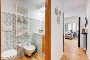 Dusche, Haartrockner, Bidet, Handtücher