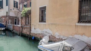 Miscellaneous - Pink Gondola (Venezia)