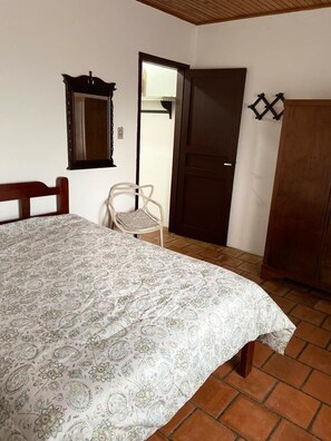 3 quartos, ferros/tábuas de passar roupa, Wi-Fi, roupa de cama