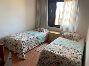 3 habitaciones, tabla de planchar con plancha, wifi y ropa de cama 