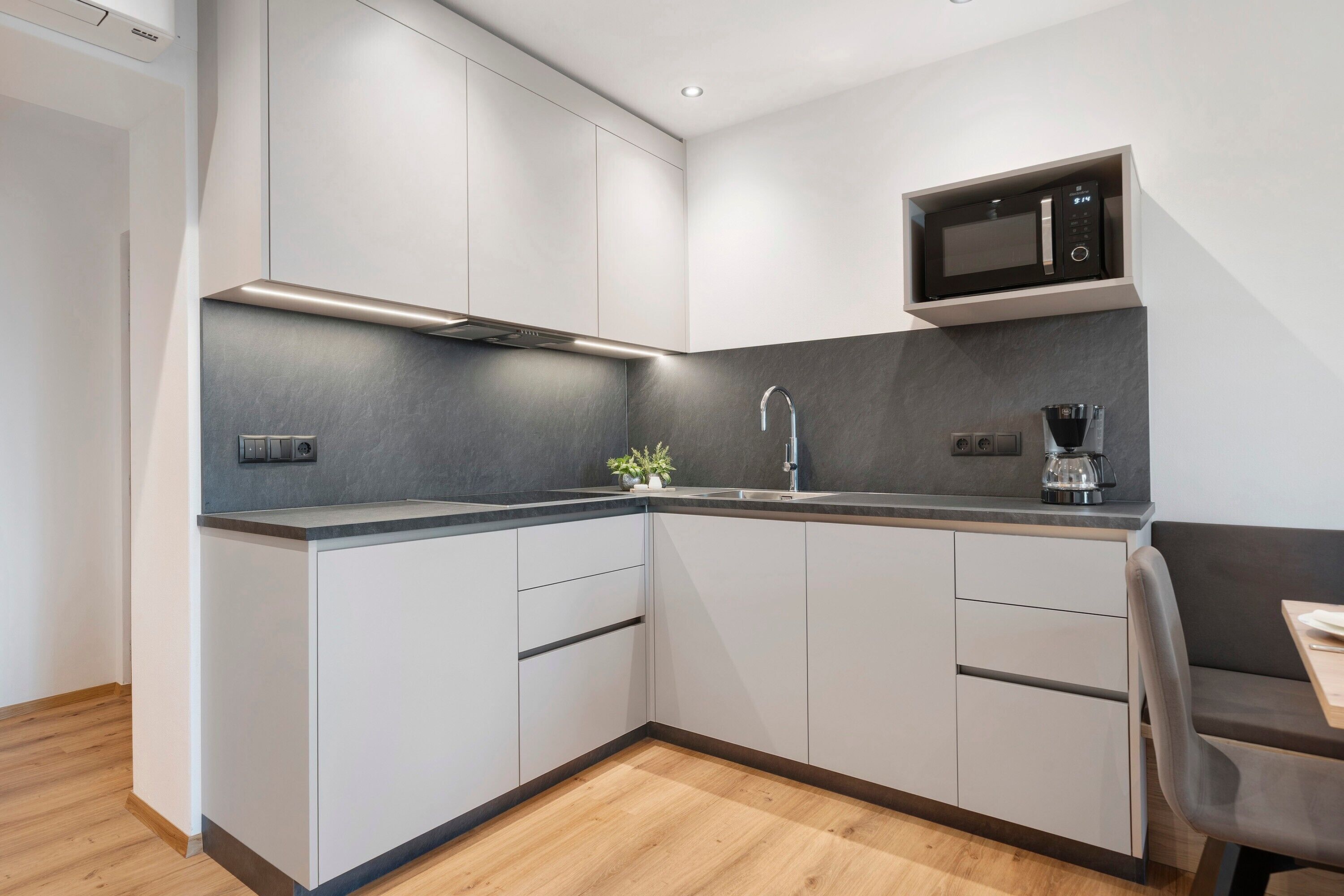Coffee/tea maker, fridge, microwave, stovetop
