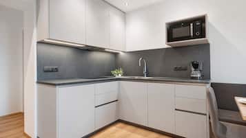 Coffee/tea maker, fridge, microwave, stovetop