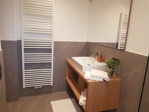 Ducha, secador de pelo, toallas
