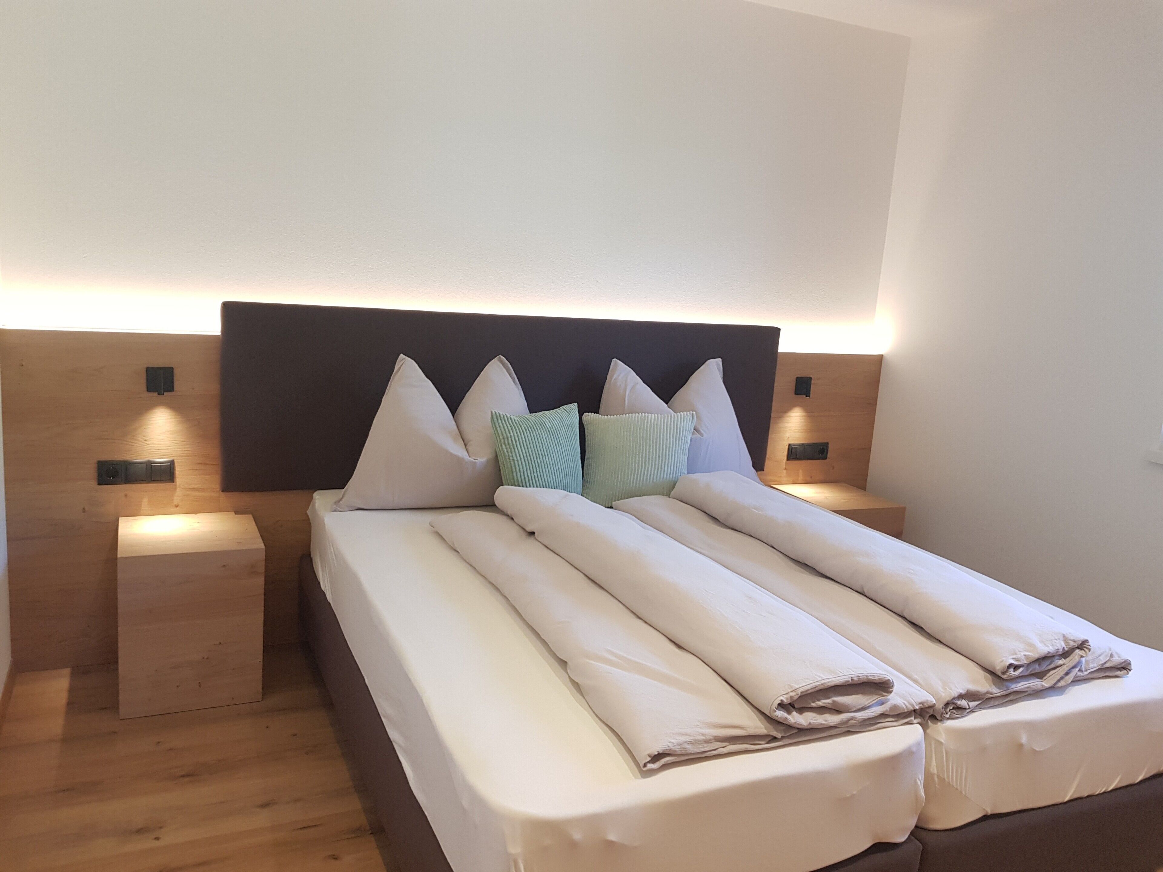WiFi, bed sheets