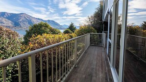 Ein Balkon mit Blick auf Berge und einen See.