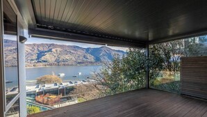 Ein Balkon mit Blick auf Berge und einen See.