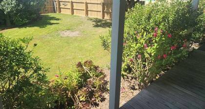 Esplanade Escape – Classic Coastal Cottage