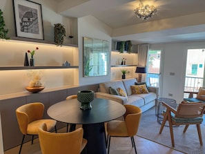 Apartment (2 Bedrooms) | Essbereich im Zimmer
