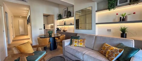 Apartment (2 Bedrooms) | Wohnbereich | Fernseher