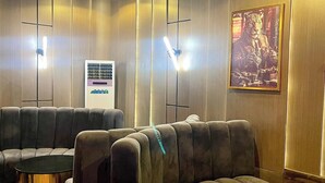 Un espace détente moderne avec des canapés en cuir et une table basse ronde.