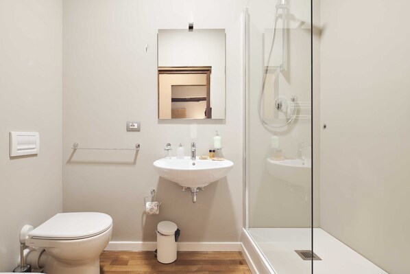 Shower, hair dryer, bidet, towels - Vrbo Property (Firenze)