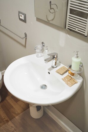 Shower, hair dryer, bidet, towels - Vrbo Property (Firenze)