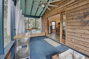 Terrace/patio - Pet-Friendly Beach Cottage | Walk to the Beach | Isle of Palms Vacation Rental (Isle of Palms)
